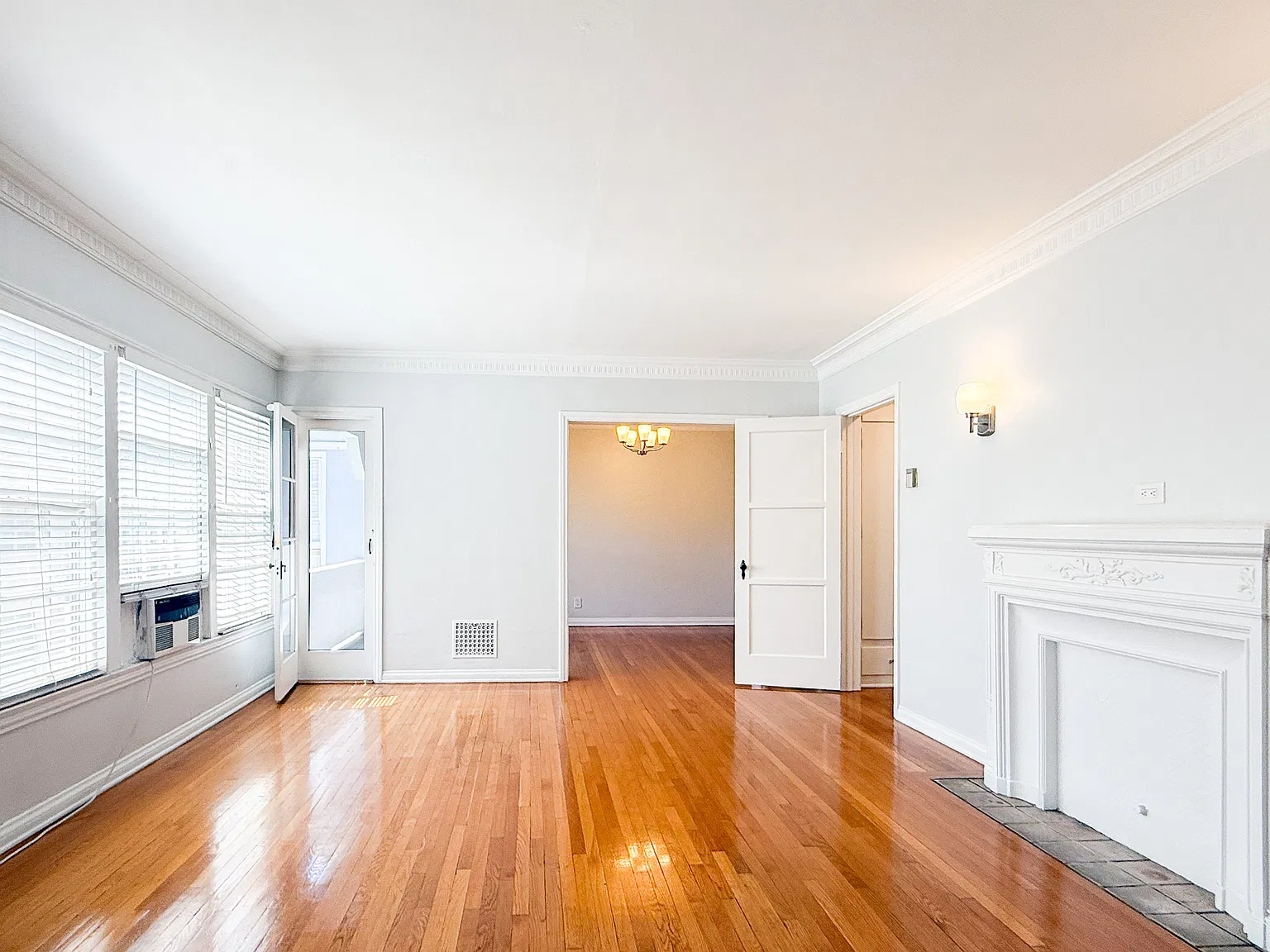 Sprawling Upper 1 Bed with Old Hollywood Charm + Garage Parking Prime K-Town — Photo 4