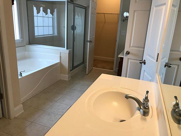 5th image of 722 Scenic Creek Dr