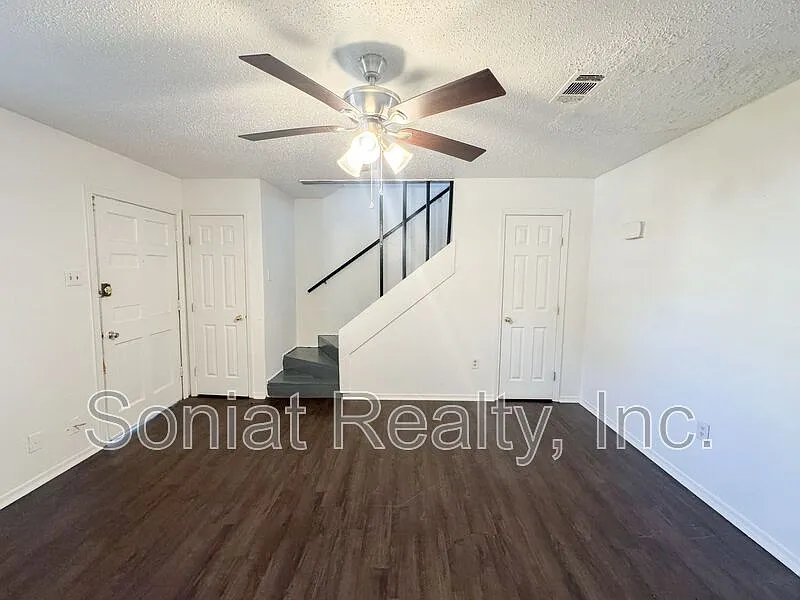 2 bed, 1.0 bath, 879 sqft, $1,200 — Photo 2