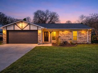 921 Red Oak St, Azle, TX 76020