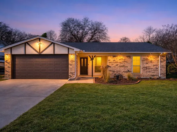 921 Red Oak St, Azle, TX 76020