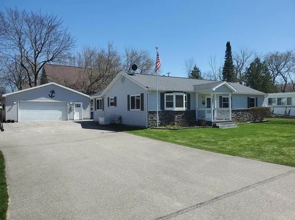109 Flora Ave, Houghton Lake, MI 48629