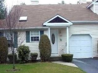 553 Race Pl, Oakdale, NY 11769