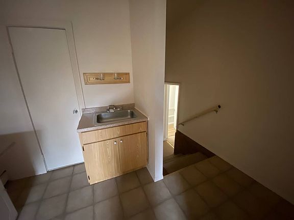 4th image of 224 Vanderbilt Blvd #2