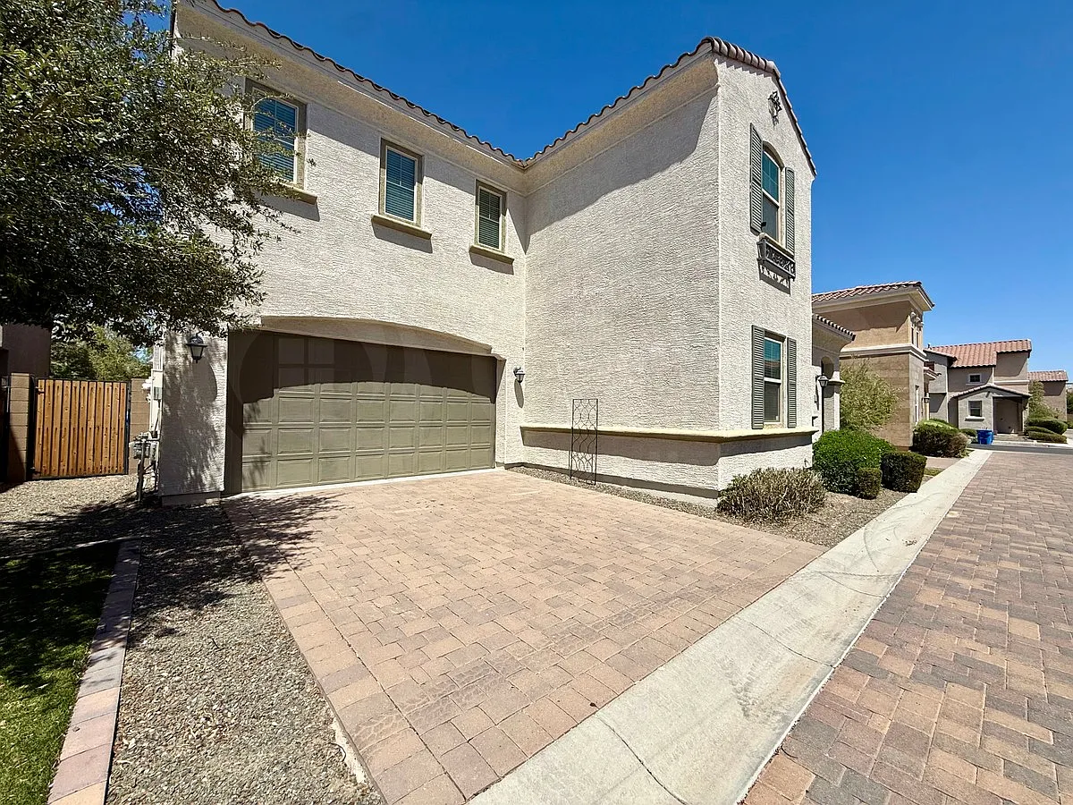 3 bed, 2.5 bath, 2100 sqft, $2,699 — Photo 3