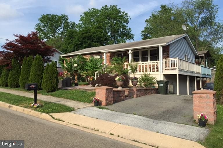 2nd image of 305 Delaware Ave