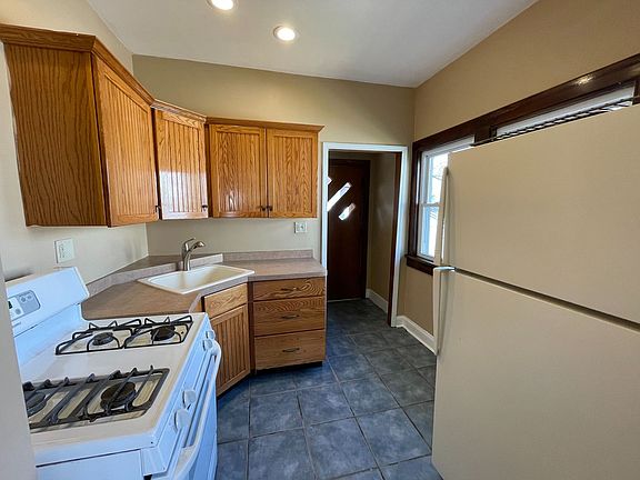 3rd image of 2570 32nd St