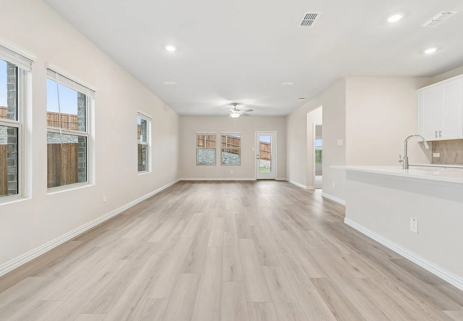 4 bed, 2.5 bath, 2348 sqft, $2,495 — Photo 4