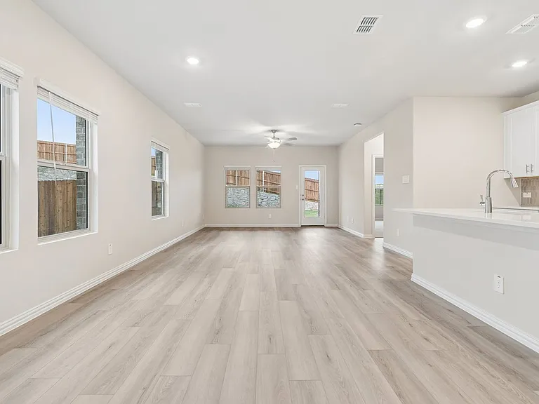 702 Dotty Dr — Photo 4