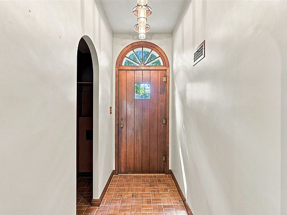 3rd image of 1008 W 1st St
