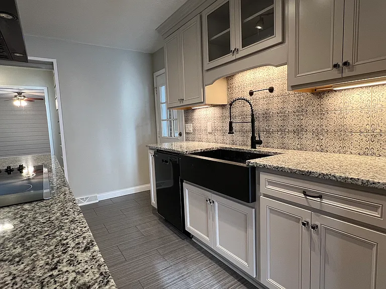 331 Madison Dr — Photo 9