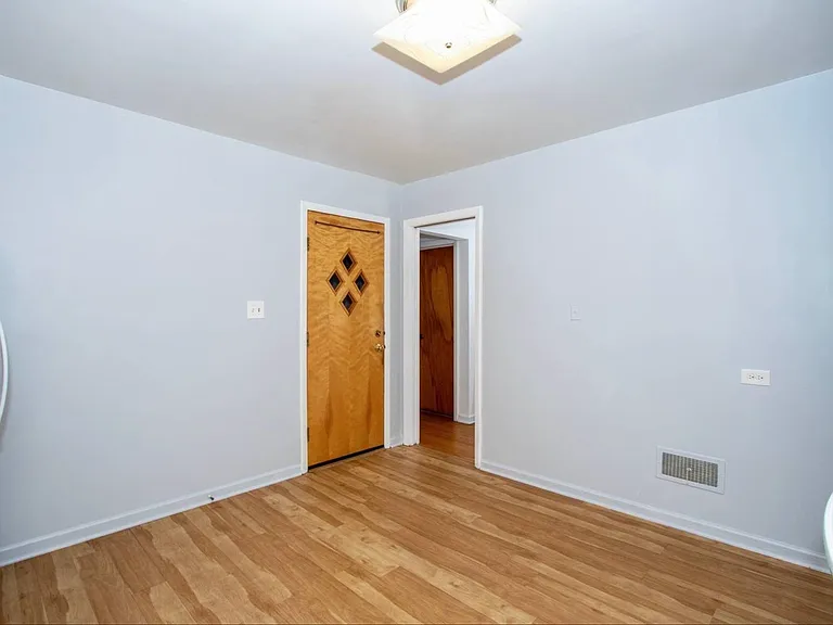 7545 N Claremont Ave #2 — Photo 3