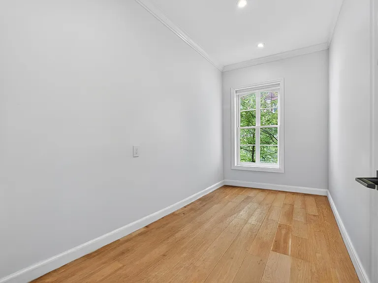 139 Grand St — Photo 39