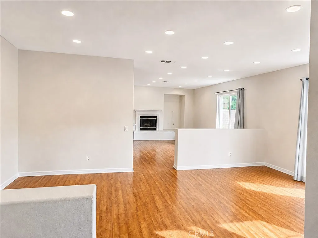 5 bed, 2058 sqft, $3,100 — Photo 3