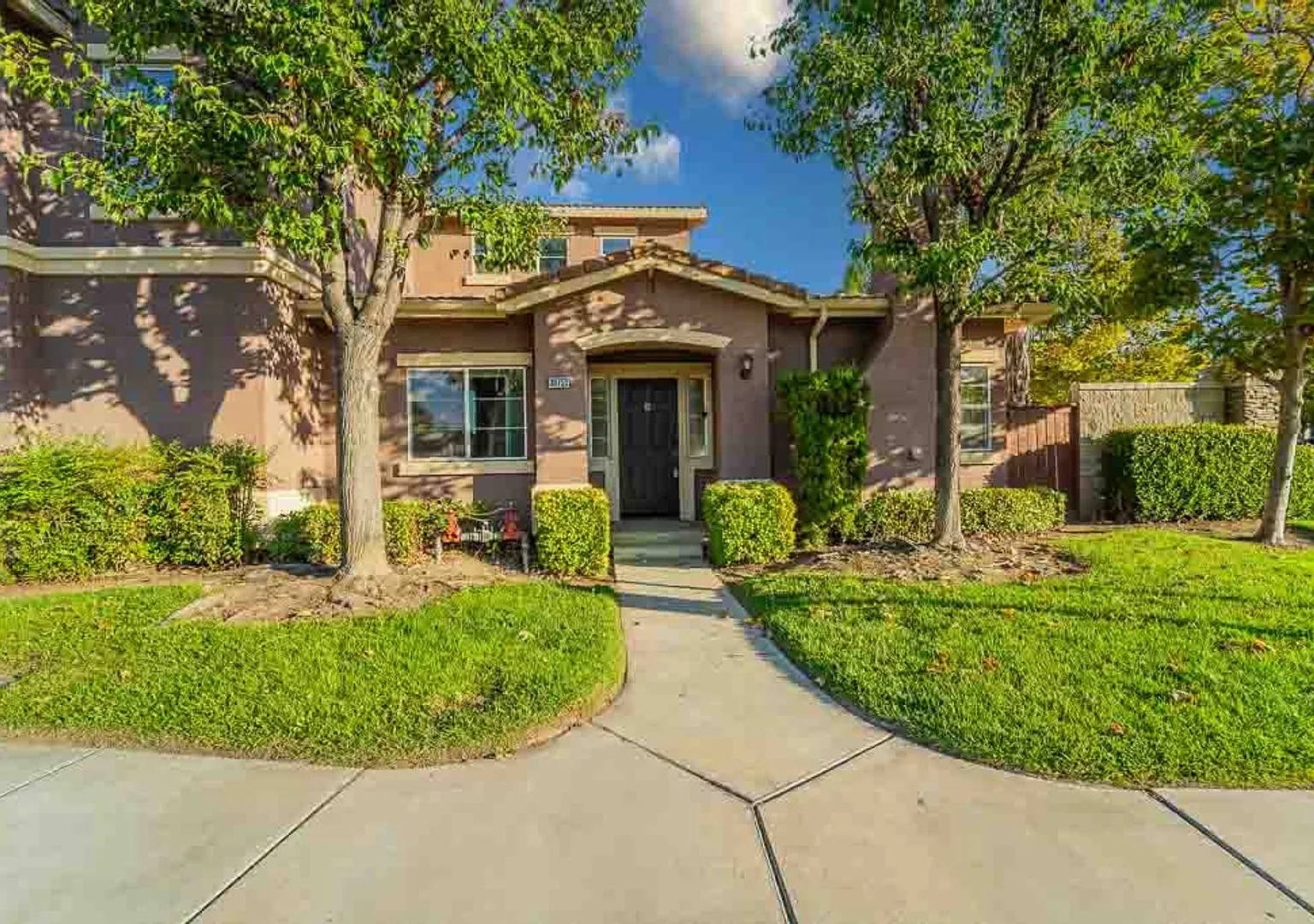 Gorgeous Town Home- Gated community- Pool — Photo 3