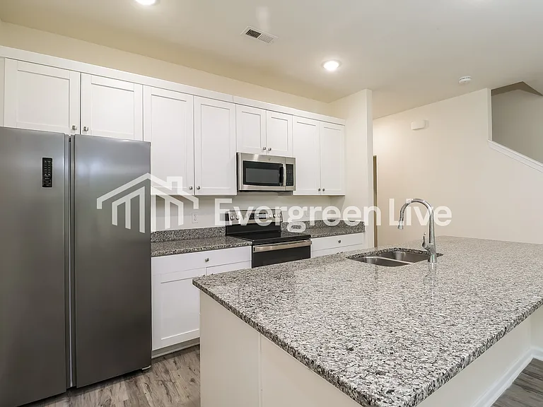 267 E Catawba Ave — Photo 3