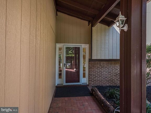 2nd image of 224 W Meadowland Ln