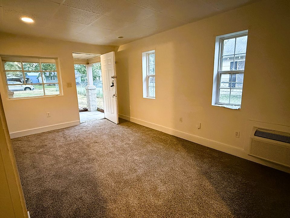 1023 S Millwood Living Room 1_10092025