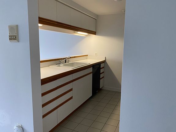 4th image of 12 Mountain Laurels Dr