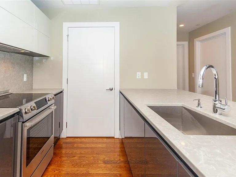 906 E 2nd St #210 — Photo 5