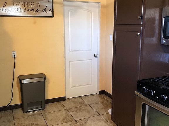 3rd image of 1605 Fargo Ave