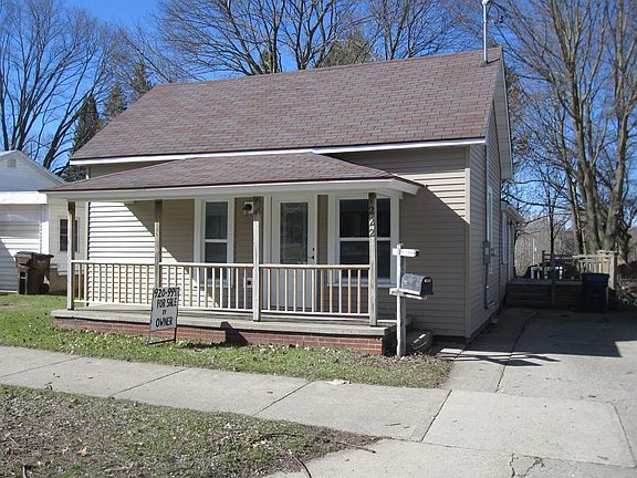 Front Street View / Driveway