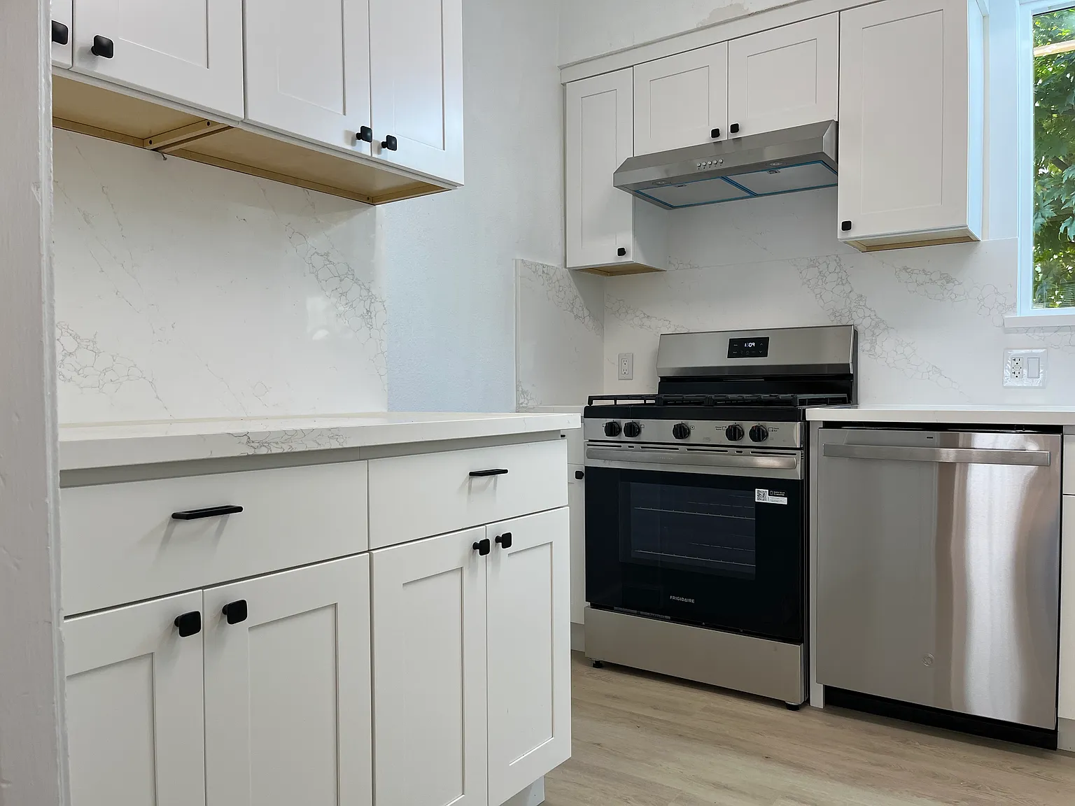 3 bed, 1.5 bath, 1645 sqft, $6,380 — Photo 3