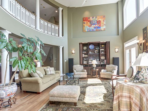 Great Room w/Custom Built-ins and Gas Fireplace