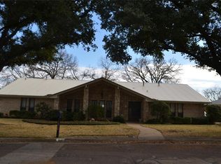1610 Royal Mile Dr, Arlington, TX 76015