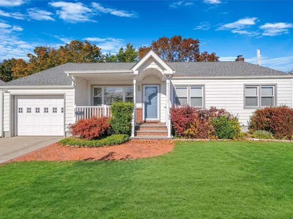 211 Cedar, Copiague, NY 11726