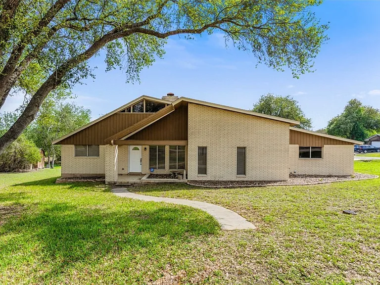 3935 Monta Dr — Photo 1