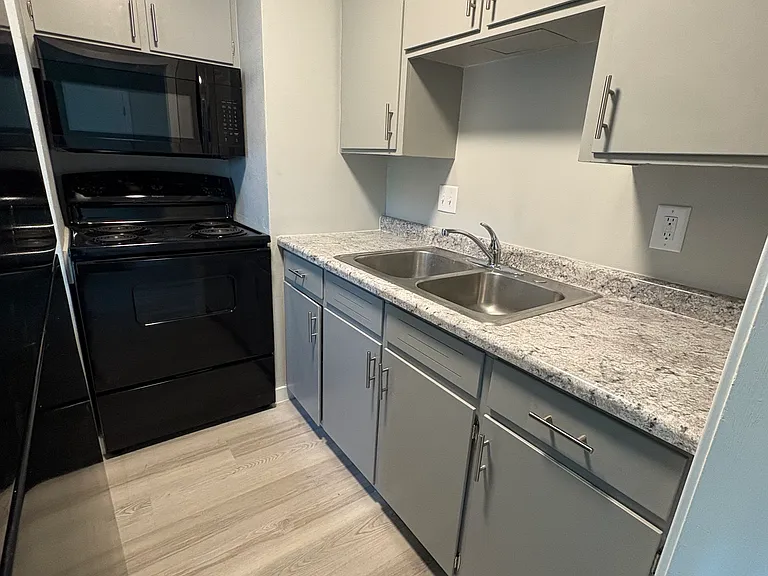 1606 Oakland Rd NE #12 — Photo 3
