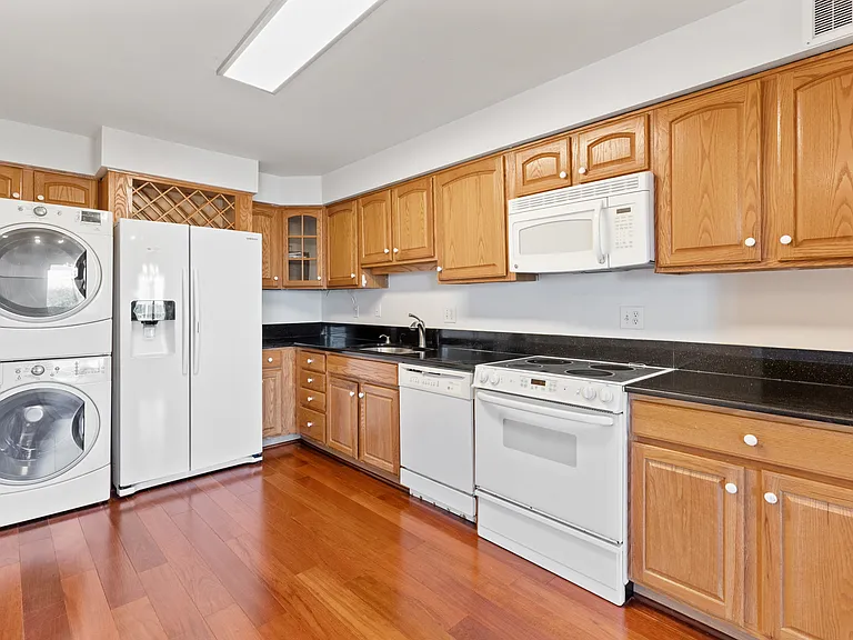 8370 Greensboro Dr #1004 — Photo 9