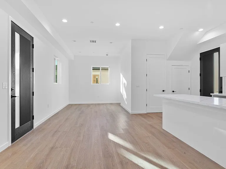 6846 Cedros Ave — Photo 8