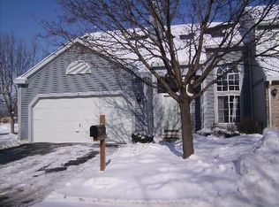 1 Dogwood Ct, Lake In The Hills, IL 60156