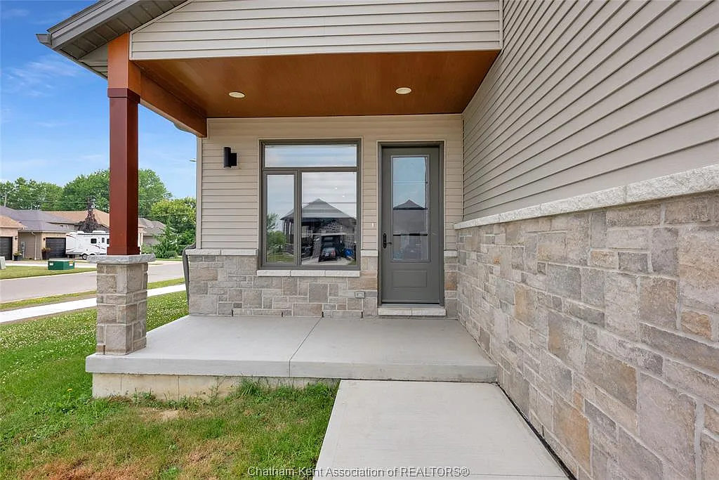 3 bed, $2,400 — Photo 4