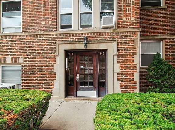 2nd image of 845 Clarence Ave APT 3