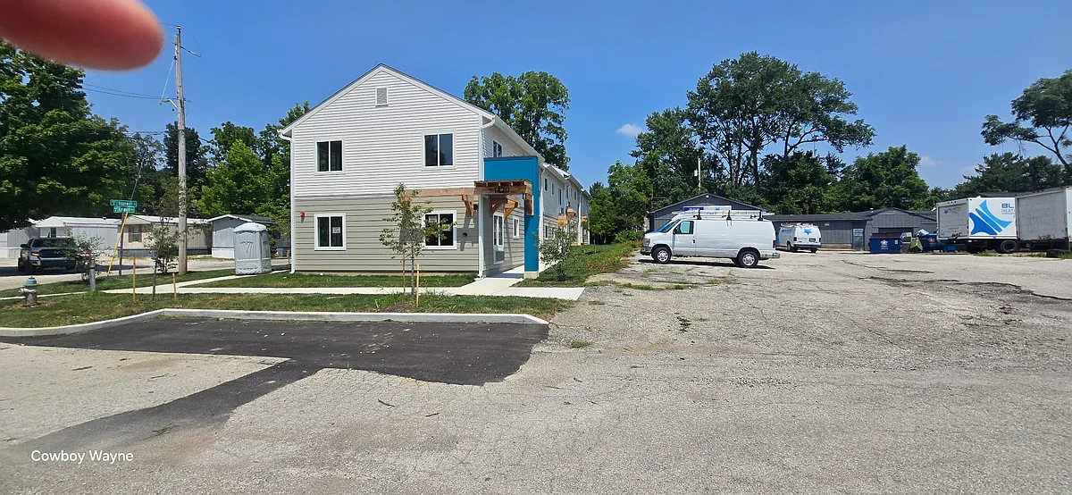 Building Photo - 1420 W Kirkwood Ave #201
