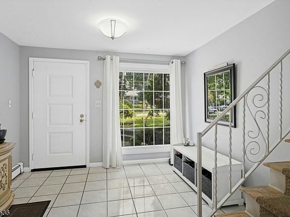 4th image of 33 Douglas Dr