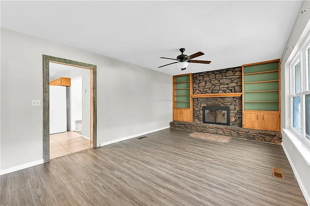 3 bed, 1.5 bath, 1608 sqft, $1,700 — Photo 2