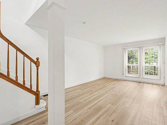 4th image of 43580 Yorkville Dr