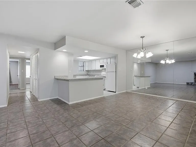 2183 Surrey Ct — Photo 16
