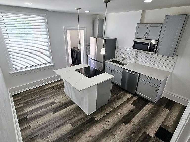 1421 Gault St — Photo 2
