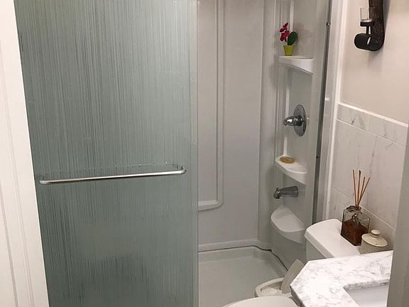 5th image of 511 Edgegrove Ave Room 3