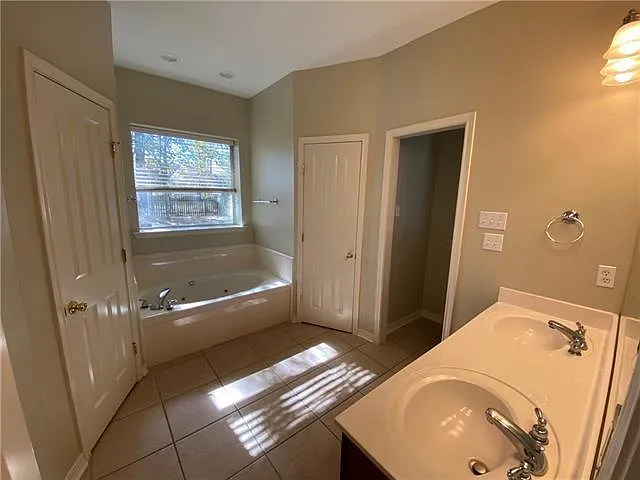 35 New Canaan Hills Ct — Photo 13