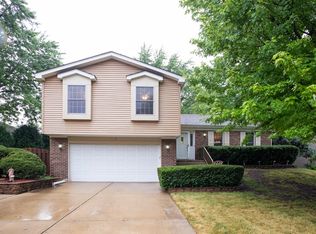 735 Buffalo Cir, Carol Stream, IL 60188