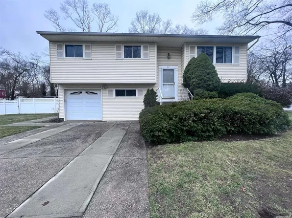 82 Gloria Boulevard, Hauppauge, NY 11788