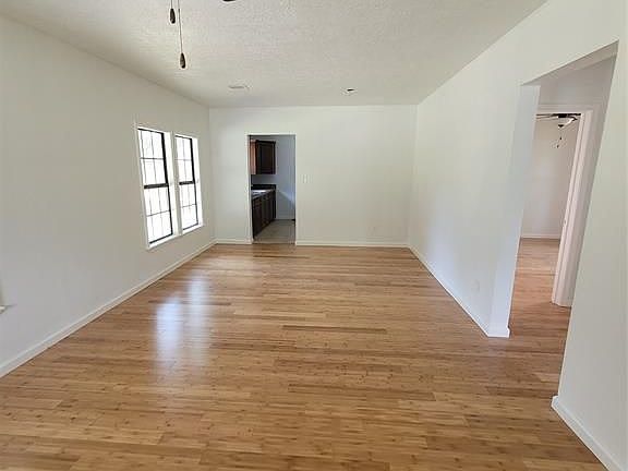 3rd image of 2929 Pearl Ave