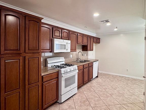 4th image of 13525 Vanowen St APT 301
