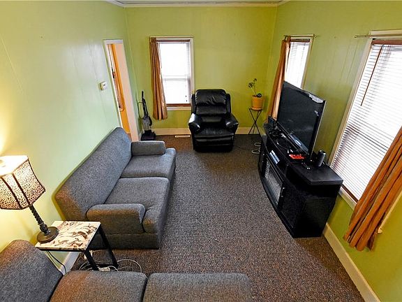 5th image of 223 Sutton Ave